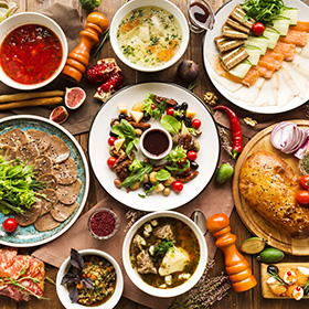 テーブルの上に並んだ様々な料理。色彩豊かな食事の様子