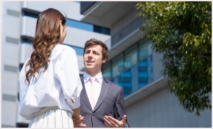 外国人男性と会話する女性